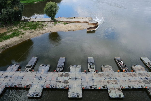 Most pontonowy na Wiśle w Warszawie, który będzie podtrzymywać alternatywny rurociąg odprowadzający ścieki do stołecznej oczyszczalni "Czajka" /Mateusz Marek /PAP