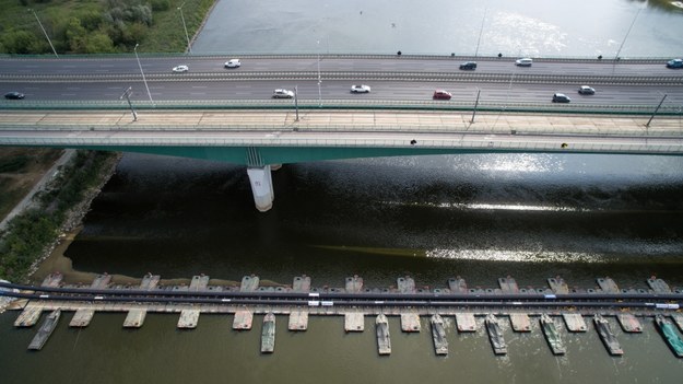 Most pontonowy przez Wisłę w Warszawie /Leszek Szymański /PAP