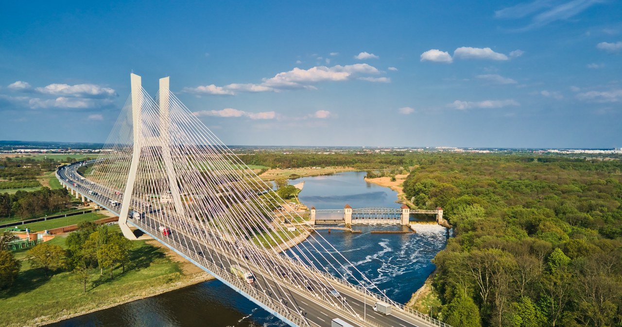 Most Rędziński we Wrocławiu - jeden z najdłuższych mostów w Polsce. /123RF/PICSEL