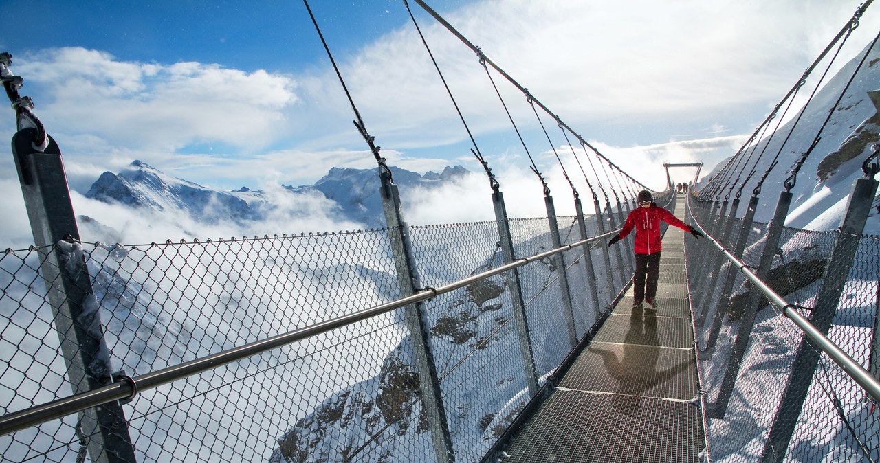 Most Titlis Cliff Walk w Engelbergu położony jest na wysokości ponad 3020 m n.p.m /Switzerland Tourism