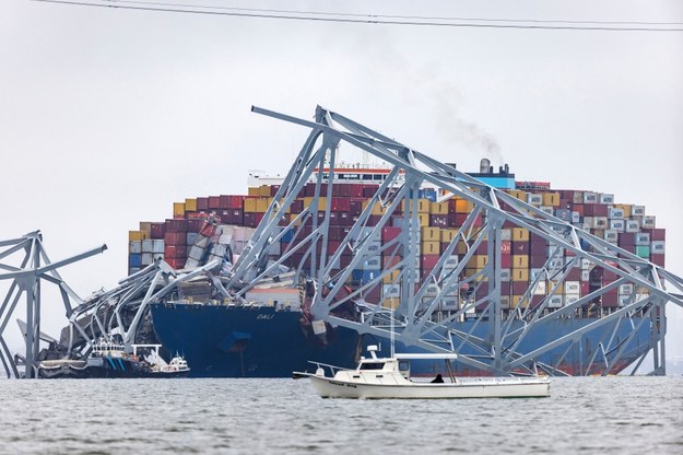 Most w Baltimore runął po tym, jak uderzył w niego kontenerowiec /JIM LO SCALZO /PAP/EPA