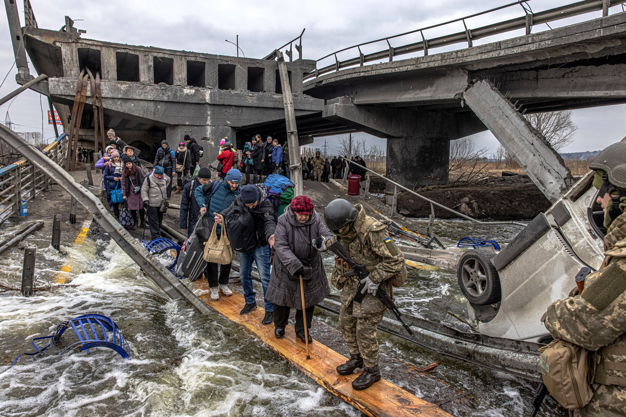 Most w Irpieniu symbolem wojny na Ukrainie. Ludzie uciekają przed spadającymi pociskami