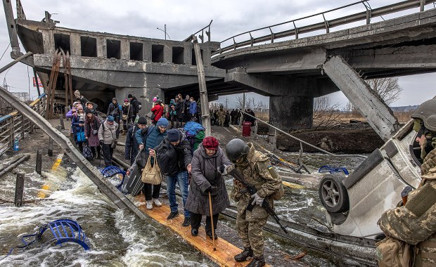 Most w Irpieniu symbolem wojny na Ukrainie. Ludzie uciekają przed spadającymi pociskami