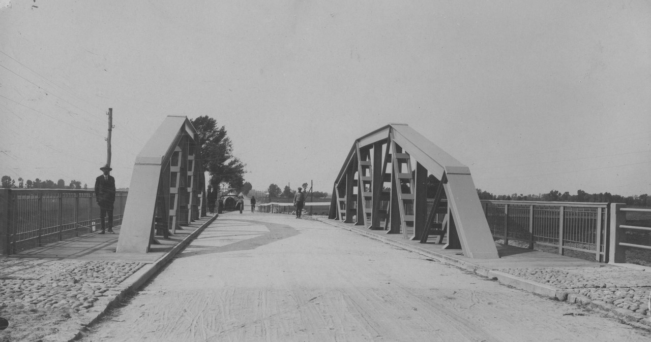 Most żelazny na Słudwi pod Łowiczem - przejazd przez most /Z archiwum Narodowego Archiwum Cyfrowego
