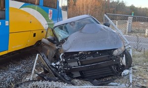Mosty: Auto wjechało pod pociąg. Są ranni, w tym dziecko