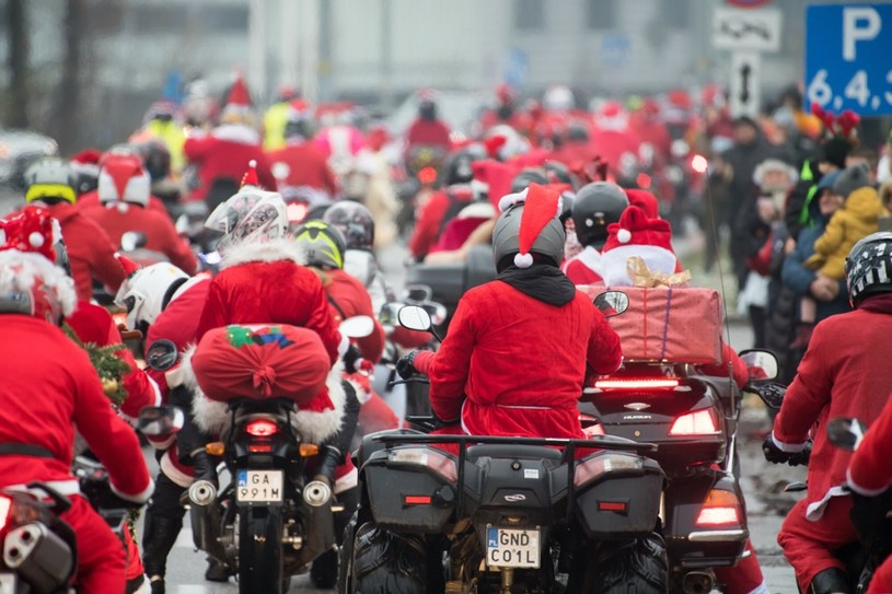 Moto Mikołaje to cykliczna impreza przeprowadzana w dużych miastach - motocykliści zbierają pieniądze na posiłki dla dzieci z domów dziecka i nie tylko. /Wojciech Strozyk/ /East News