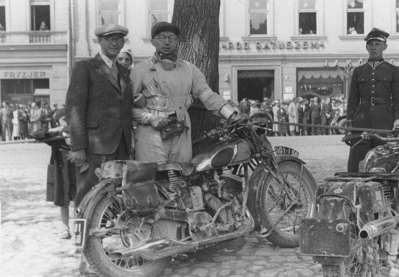 Motocykl Sokół 600, w tle w jasnym kombinezonie Józef Docha, jeden z najwybitniejszych polskich motocyklistów lat 30. /Archiwum Tomasza Szczerbickiego
