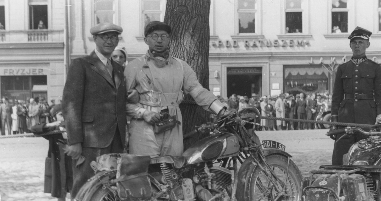 Motocykl Sokół 600, w tle w jasnym kombinezonie Józef Docha, jeden z najwybitniejszych polskich motocyklistów lat 30. /Archiwum Tomasza Szczerbickiego