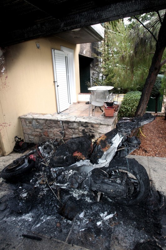 Motocykl spalony w wyniku wybuchu przed domem dziennikarza /ALEXANDROS VLACHOS (PAP/EPA) /PAP/EPA