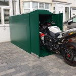 Motocykl stoi pod blokiem? To lepsze niż pokrowiec