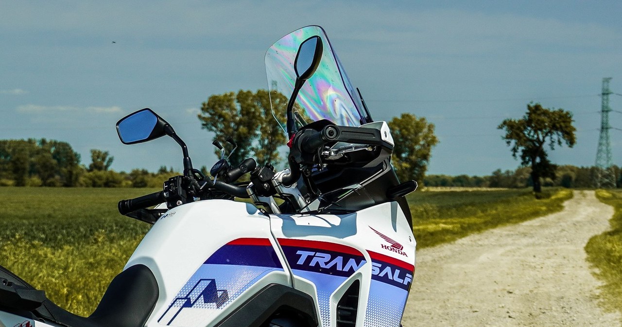 Motocykl świetnie sprawuje się na szutrach. Pomaga w tym tryb jazdy "Gravel". /Maciej Choptiany /INTERIA.PL