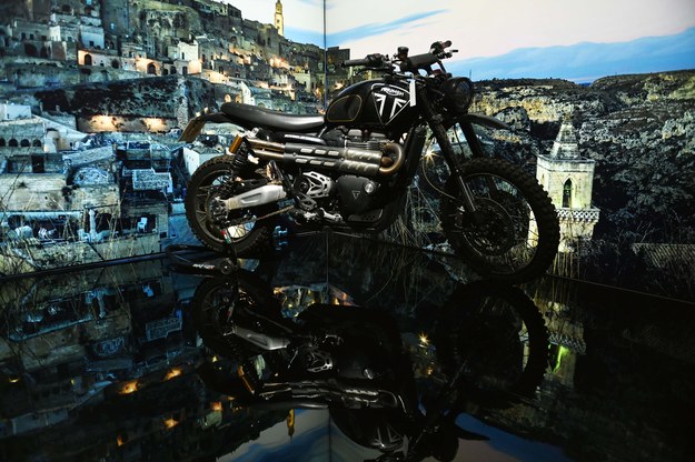 Motocykl Triumph Scrambler 1200 XE znany z filmu "Nie czas umierać" /NEIL HALL /PAP/EPA