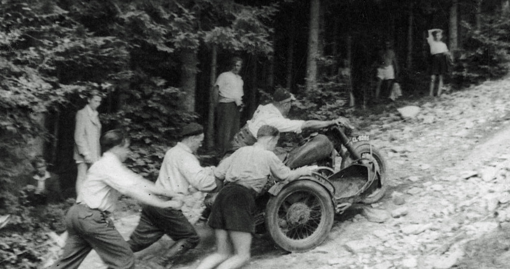 Motocykl z wózkiem bocznym na trasie legendarnego Rajdu Tatrzańskiego. W latach 40. ten typ motocykli posiadał własną klasyfikacje w tych zawodach /Archiwum Tomasza Szczerbickiego