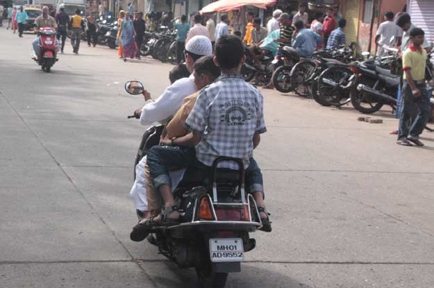 Motocyklami i skuterami jeżdżą czasami całe rodziny /INTERIA.PL