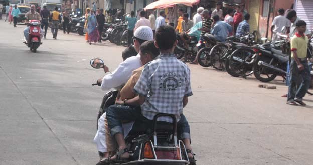 Motocyklami i skuterami jeżdżą czasami całe rodziny /INTERIA.PL