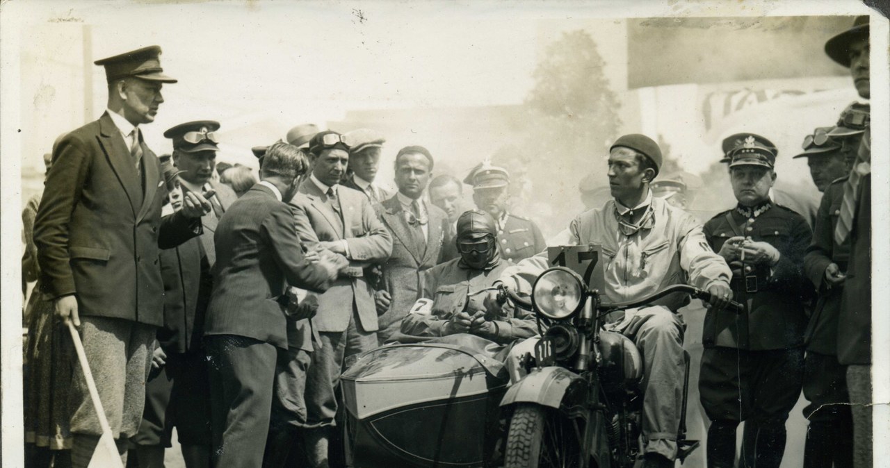 Motocykle CWS M55 startowały w wielu rajdach. Za kierownicą znany polski motocyklista Konstanty Rogoziński podczas rajdu „Dookoła Polski” w roku 1930 /Archiwum Tomasza Szczerbickiego