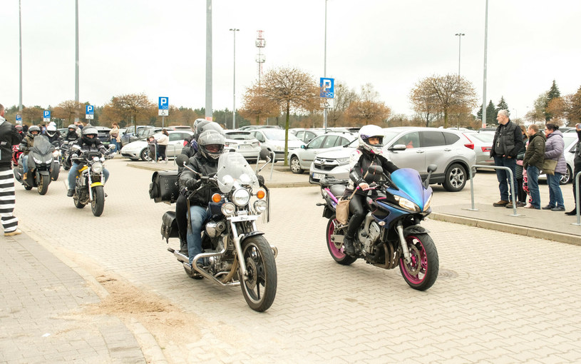 Motocykliści jadący obok siebie nie łamią prawa, ale taka jazda nie jest bezpieczna /Polska Press /East News