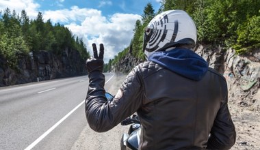 Motocykliści komunikują się gestami. Te sygnały musi znać każdy kierowca