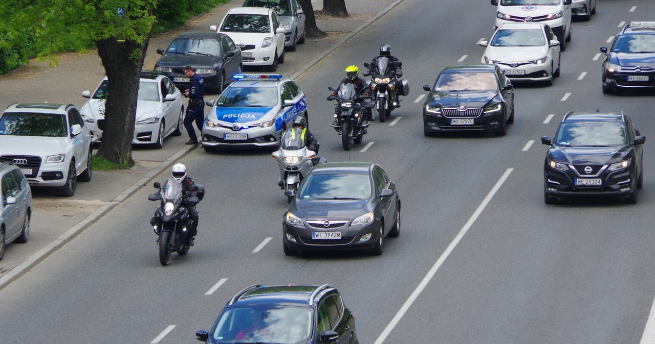 Motocykliści mają różne sposoby omijania korków /Marek Bazak /East News