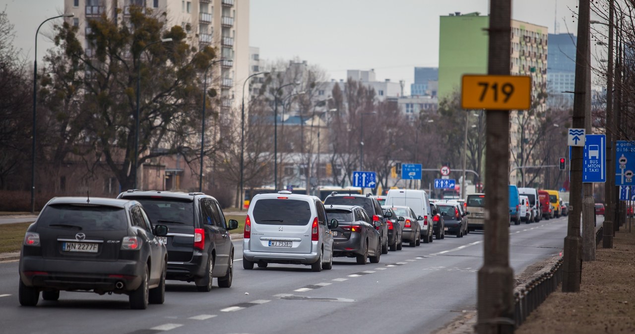 Motocykliści od dawna jeżdżą po buspasach w Krakowie. W Warszawie będą testowo /Adam Burakowski /Reporter