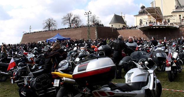 Motocykliści pod klasztorem /PAP