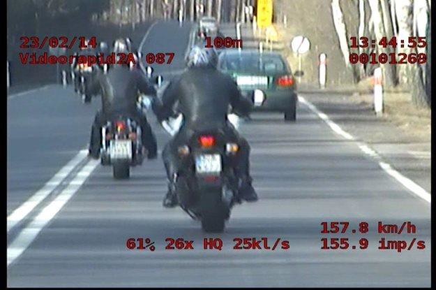 Motocykliści w akcji /Policja