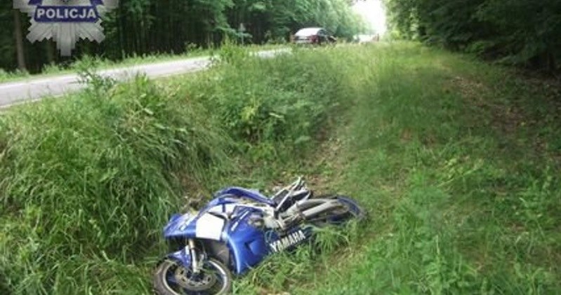 Motocyklista był pijany i miał zakaz prowadzenia pojazdów /Policja