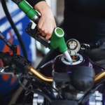 Motocyklista chciał zatankować. Kasjer zablokował dystrybutor