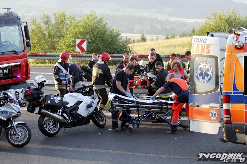 Motocyklista długo  był reanimowany przez załogę pogotowia ratunkowego /Informacja prasowa