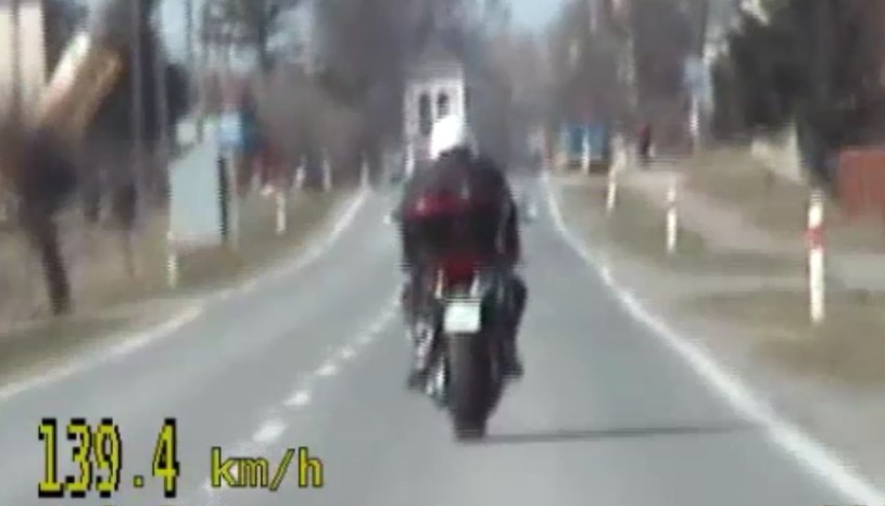 Motocyklista jechał prawie 140 km/h w terenie zabudowanym /Policja