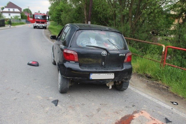 Motocyklista najechał na tył toyoty /Policja