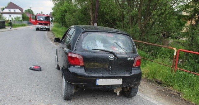 Motocyklista najechał na tył toyoty /Policja