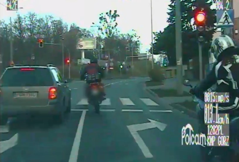 Motocyklista, natychmiast po zauważeniu radiowozu, zaczął uciekać /Policja