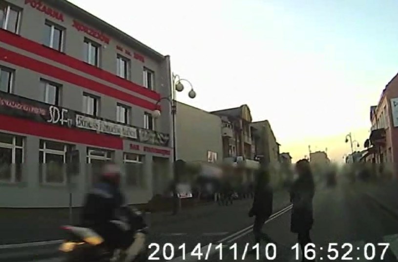 Motocyklista o włos minął pieszych /Policja