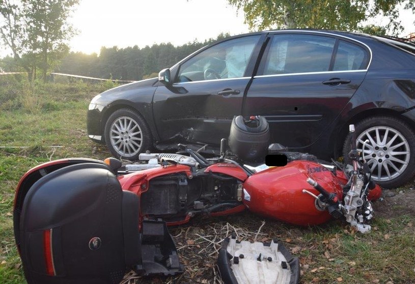Motocyklista podczas wyprzedzania zderzył się ze skręcającym w lewo autem marki Renault /Policja Małopolska /materiały prasowe