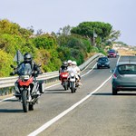 Motocyklista popukał się w głowę. Kierowca auta myślał, że go obraził