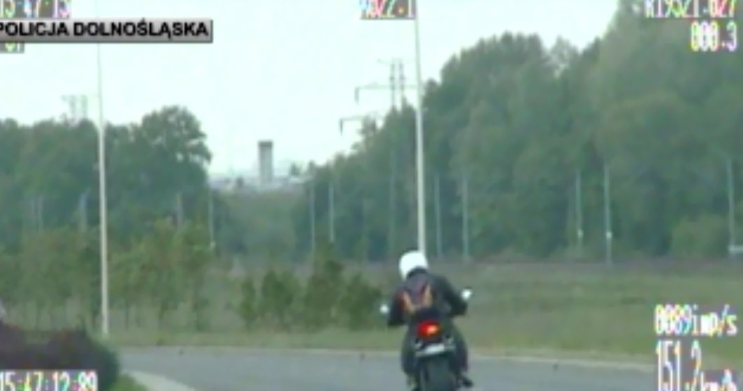 Motocyklista poruszał się zdecydowanie za szybko /Policja