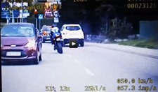 Motocyklista, sunąc po jezdni, uderzył w policyjny radiowóz 