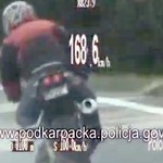Motocyklista uciekał i pokazywał środkowy palec