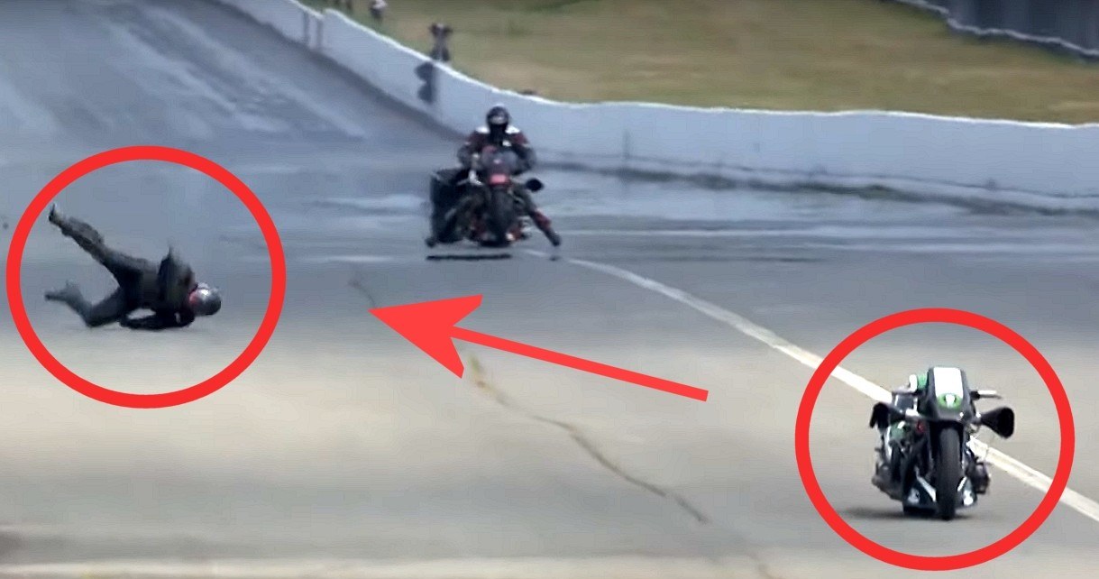 Motocyklista uderza w bandę przy prędkości 350 km/h i... przeżywa wypadek (film) /Geekweek