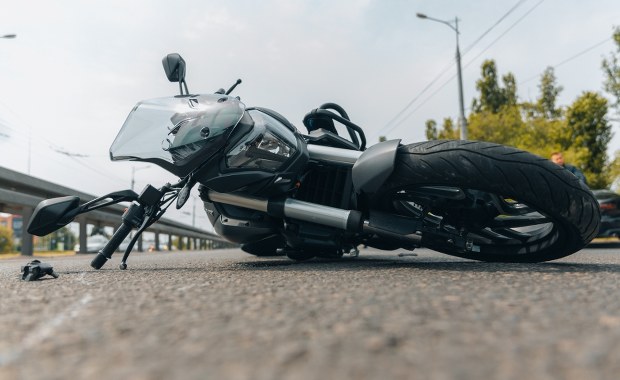 Motocyklista uderzył w bariery. Tragedia na autostradzie A1