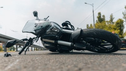 Motocyklista uderzył w bariery. Tragedia na autostradzie A1