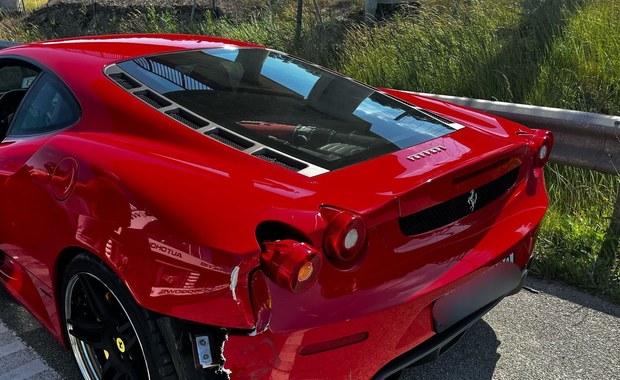Motocyklista wjechał w ferrari. Groźny wypadek na Mazowszu