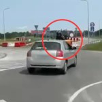 Motocyklista wylądował na masce auta. Kierowca uciekał, bo jechał pijany