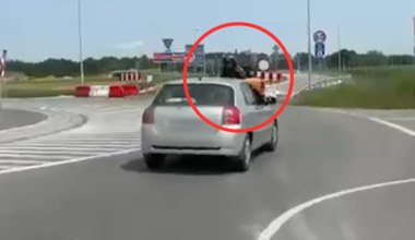 Motocyklista wylądował na masce auta. Kierowca uciekał, bo jechał pijany