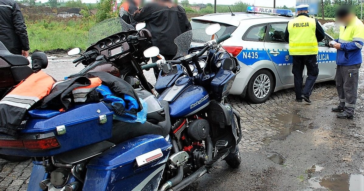 Motocyklista wywrócił się podczas wyprzedzania /Policja