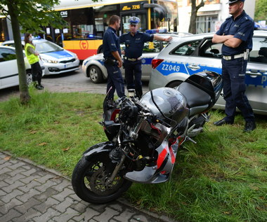 Motocyklista zaatakował policjantki i uciekł. W kajdankach!
