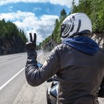 Motocyklista zdziwiony. Jechał w słuchawkach i dostał mandat
