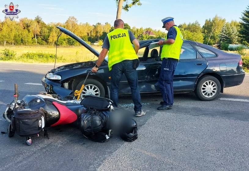 Motocyklista został zabrany do szpitala. Na szczęście nie odniósł poważnych obrażeń. /Policja Lubelska /Policja