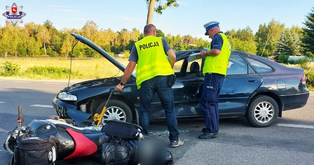 Motocyklista został zabrany do szpitala. Na szczęście nie odniósł poważnych obrażeń. /Policja Lubelska /Policja